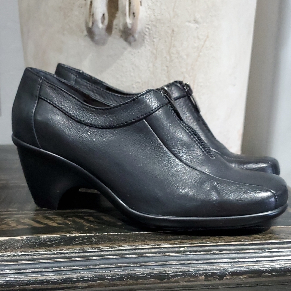 Easy Spirit Black Leather Mules